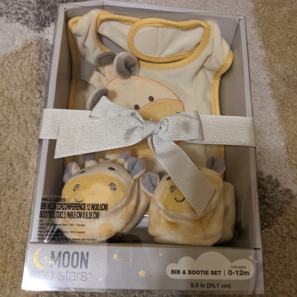 Giraffe Bib and Bootie set